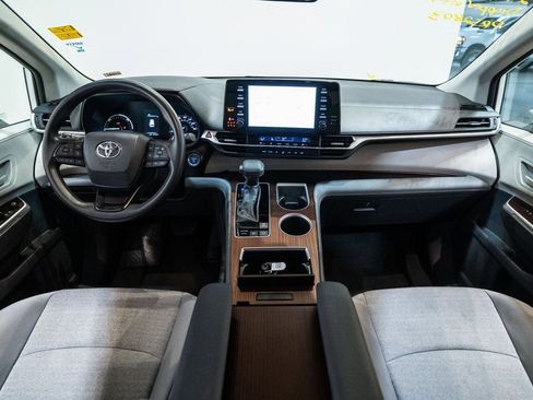Used 2024 Toyota Sienna LE image 9