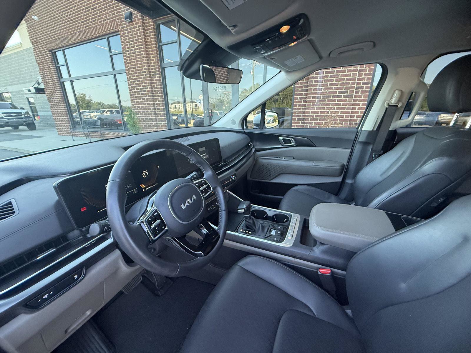 Used 2025 Kia Carnival FWD image 4