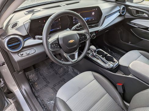 Used 2025 Chevrolet Trax LT w/ LT Convenience Package image 14