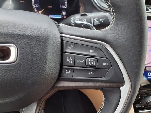 Used 2025 Jeep Grand Cherokee Limited w/ Black Appearance Package image 13