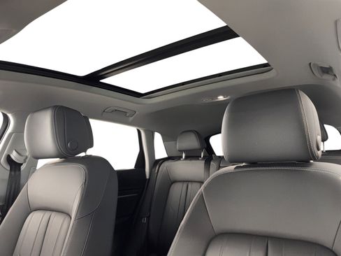 Used 2022 Audi e-tron Premium w/ Convenience Plus Package image 18