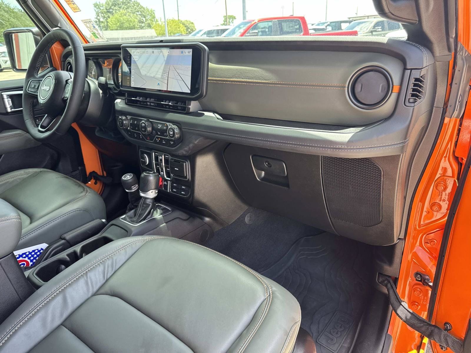 Used 2025 Jeep Gladiator Mojave AWD/4WD image 12