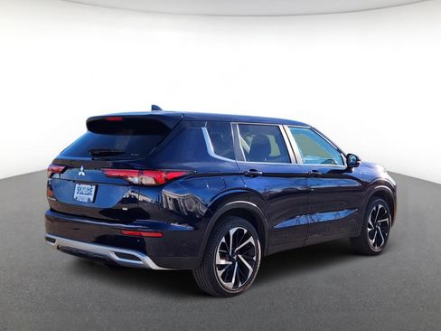 Used 2024 Mitsubishi Outlander SE image 3