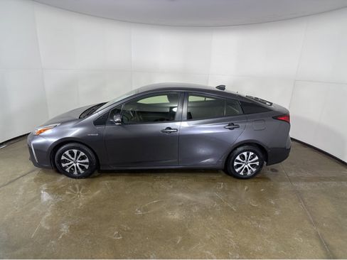 Used 2021 Toyota Prius LE image 17