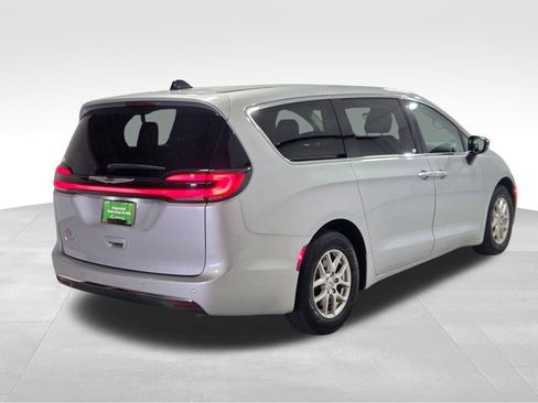 Certified 2024 Chrysler Pacifica Touring-L image 19