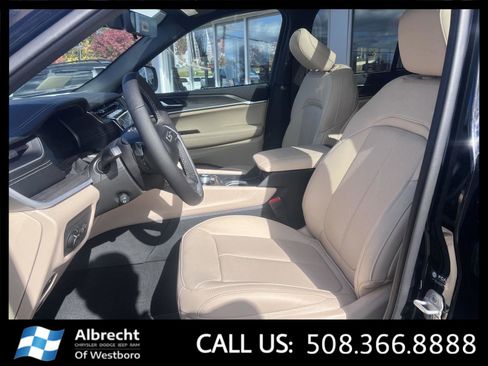 New 2025 Jeep Grand Cherokee Limited w/ Luxury Tech Group II image 10