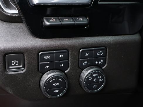 Used 2023 Chevrolet Silverado 1500 High Country w/ High Country Premium Package AWD/4WD image 15