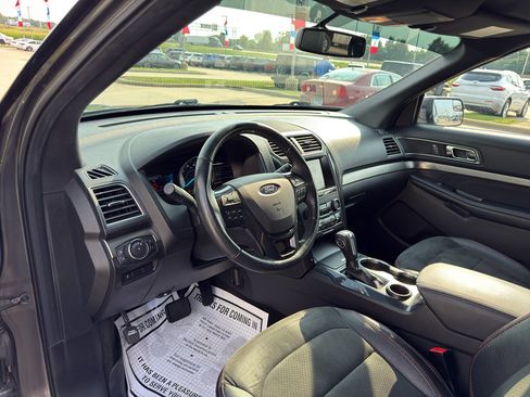 Used 2018 Ford Explorer XLT w/ Equipment Group 202A FWD image 9