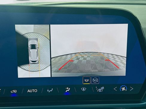 Used 2025 Chevrolet Equinox EV LT FWD image 23
