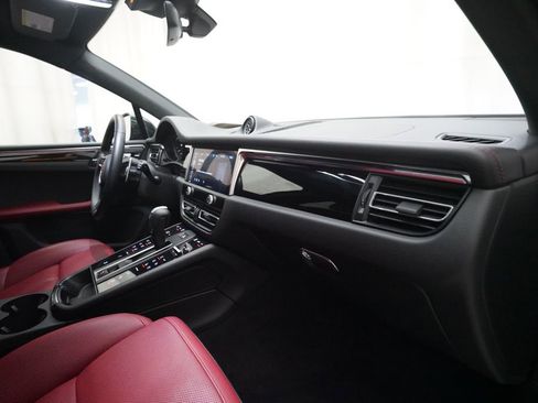Certified 2024 Porsche Macan S image 28