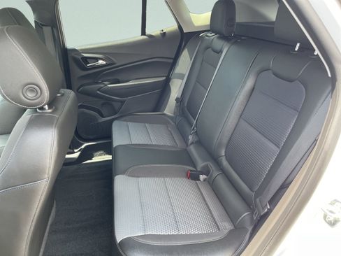 Used 2025 Chevrolet Trax LT w/ LT Convenience Package FWD image 23
