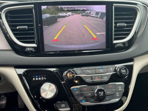 Used 2023 Chrysler Pacifica Touring-L FWD image 27