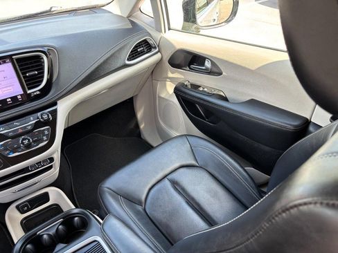 Used 2024 Chrysler Pacifica Limited FWD image 15