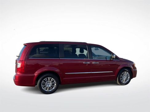Used 2015 Chrysler Town & Country Touring-L w/ Driver Convenience Group image 9
