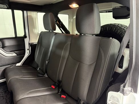 Used 2017 Jeep Wrangler Unlimited Sahara AWD/4WD image 18