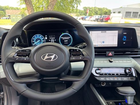 Certified 2025 Hyundai Elantra Limited FWD image 30