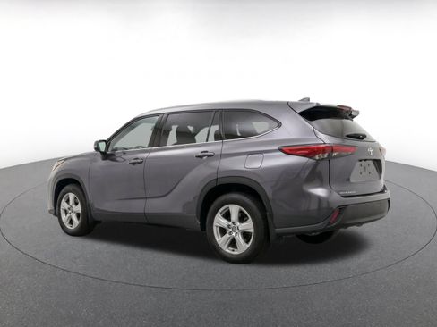 Used 2025 Toyota Highlander LE FWD image 7