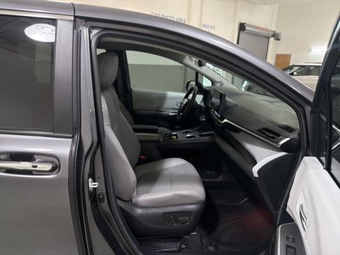 Used 2025 Toyota Sienna XLE w/ XLE Plus Package FWD image 36