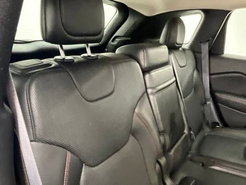 Used 2017 Jeep Cherokee Trailhawk AWD/4WD image 15