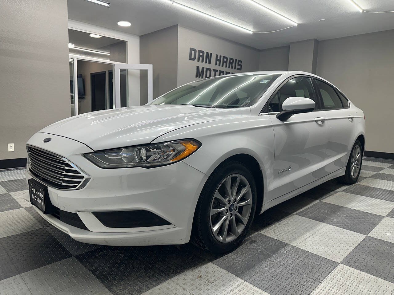 Used 2017 Ford Fusion SE FWD image 2
