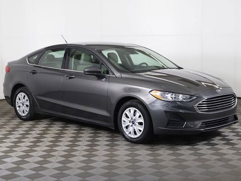 Used 2019 Ford Fusion S image 2