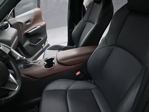 Used 2023 Toyota Venza XLE AWD/4WD image 16