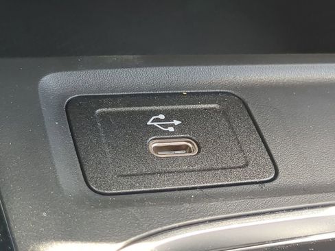 New 2025 Mercedes-Benz GLB 250 image 9