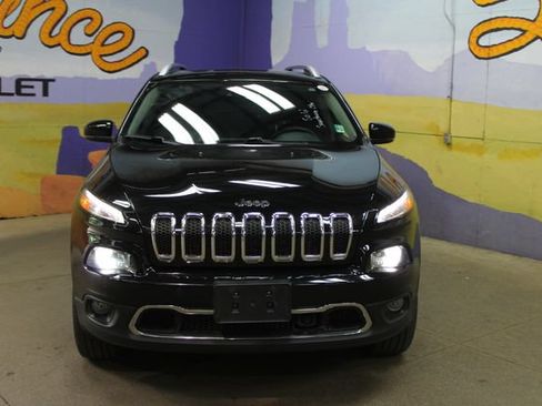 Used 2017 Jeep Cherokee Limited w/ Luxury Group AWD/4WD image 3