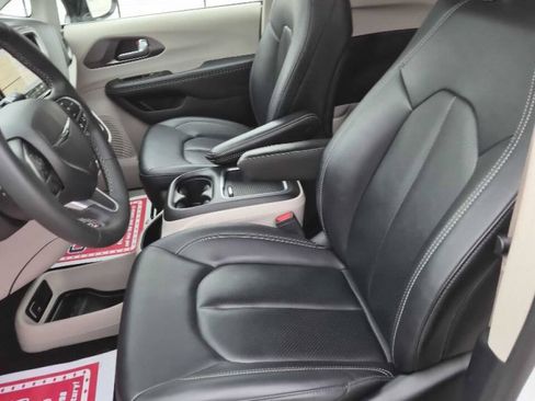 Used 2024 Chrysler Pacifica Limited FWD image 12