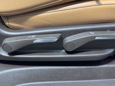 Used 2022 Cadillac Escalade ESV Premium Luxury image 17