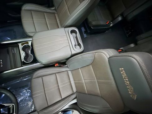 Used 2025 Chevrolet Suburban High Country AWD/4WD image 26