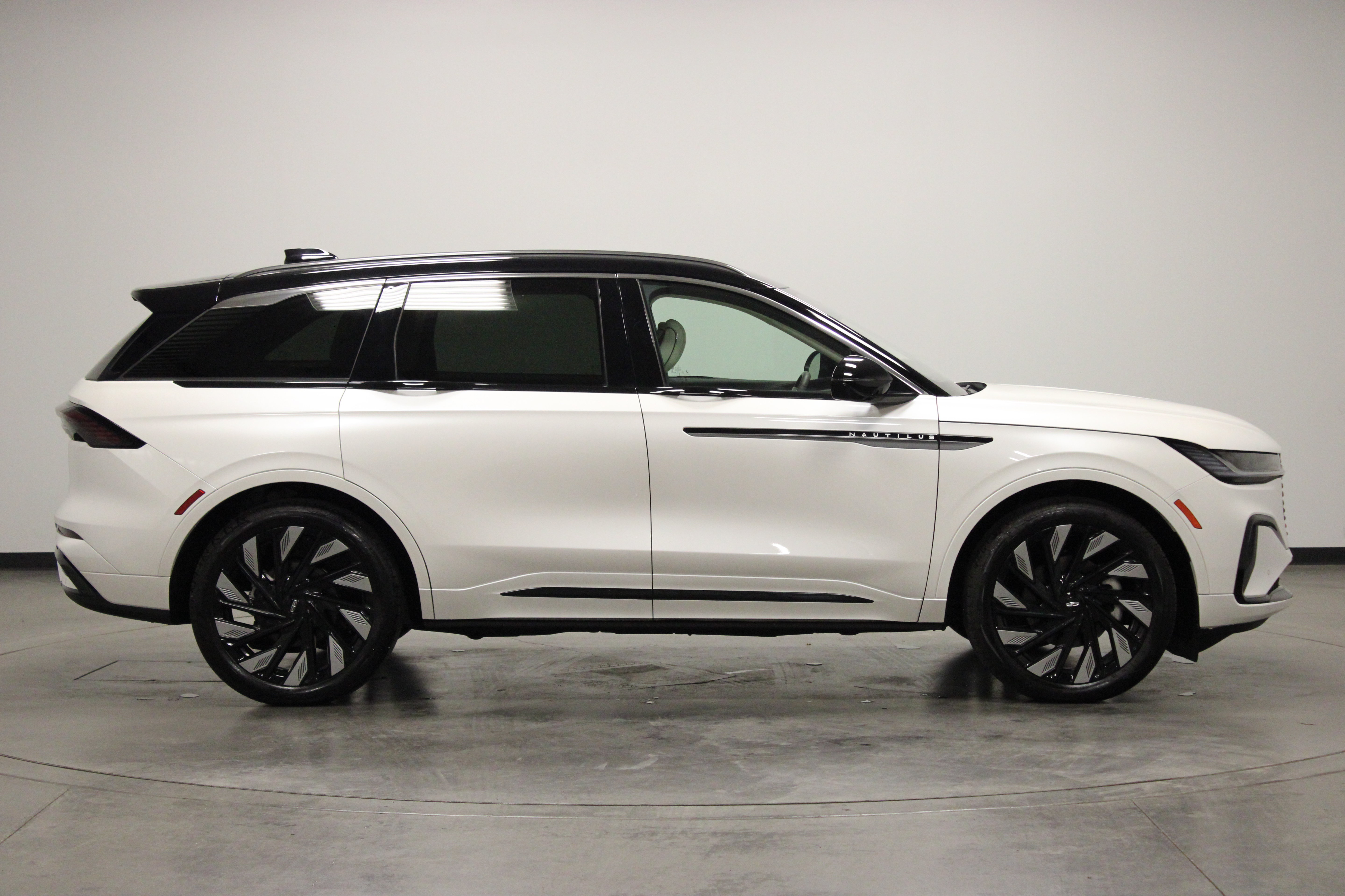Used 2026 Lincoln Nautilus Black Label w/ Jet Appearance Package AWD/4WD image 9