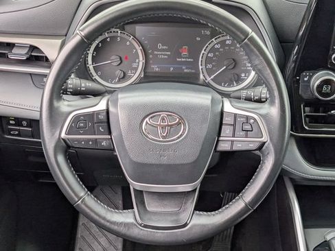 Used 2023 Toyota Highlander XLE AWD/4WD image 11