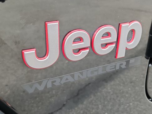 Used 2025 Jeep Wrangler Unlimited Rubicon AWD/4WD image 6