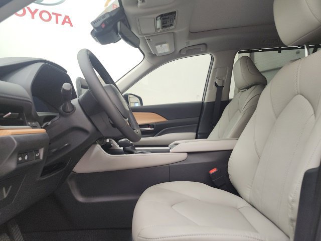 Used 2025 Toyota Grand Highlander FWD image 19