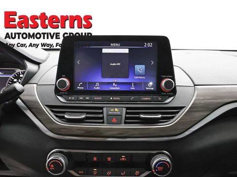Used 2025 Nissan Altima 2.5 SV FWD image 12
