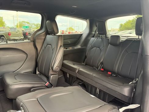 New 2027 Chrysler Pacifica Select FWD image 39