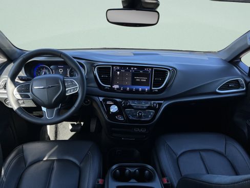 Used 2025 Chrysler Pacifica Select FWD image 25