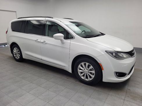 Used 2017 Chrysler Pacifica Touring-L image 11