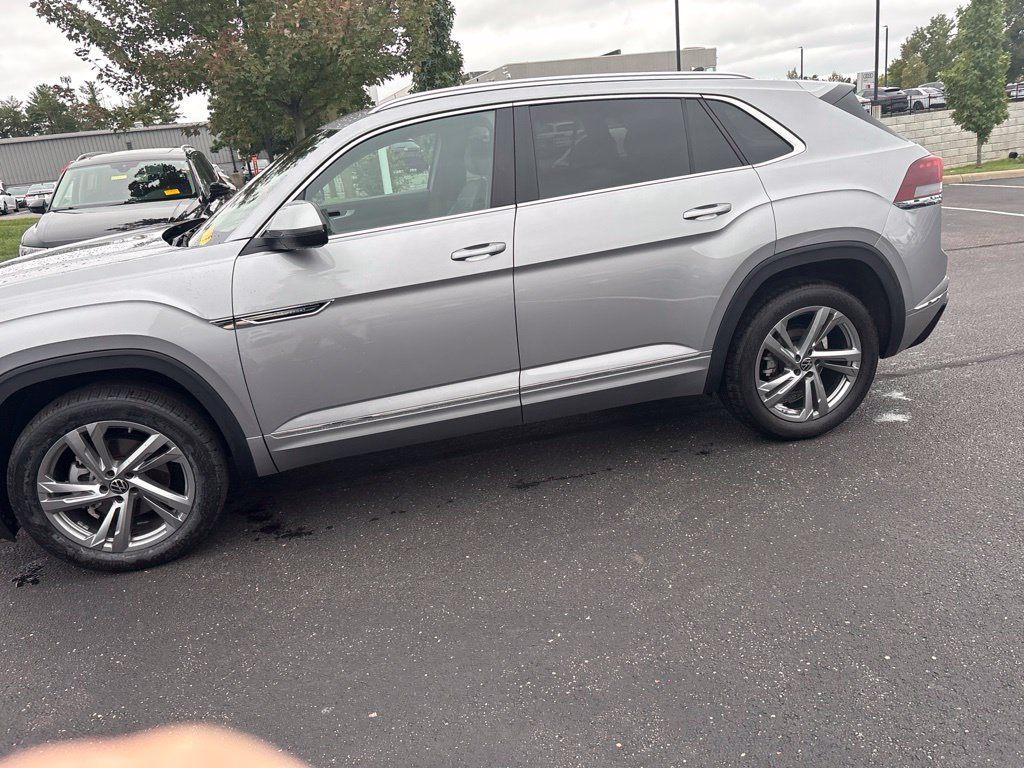 Used 2024 Volkswagen Atlas Cross Sport SEL R-Line AWD/4WD image 4