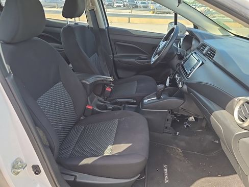 Used 2022 Nissan Versa S FWD image 11