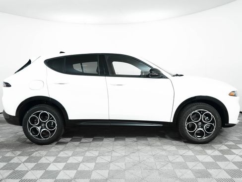 New 2025 Alfa Romeo Tonale AWD/4WD image 8