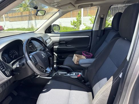 Used 2017 Mitsubishi Outlander SE FWD image 12