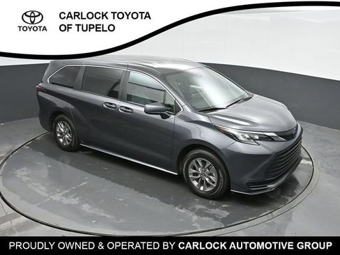 Used 2025 Toyota Sienna LE image 32