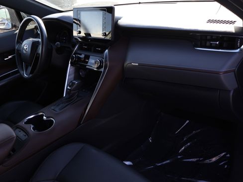 Used 2022 Toyota Venza XLE image 10