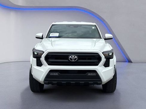 Used 2025 Toyota Tacoma SR5 AWD/4WD image 9