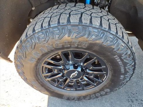 Used 2024 Chevrolet Silverado 2500 ZR2 image 13