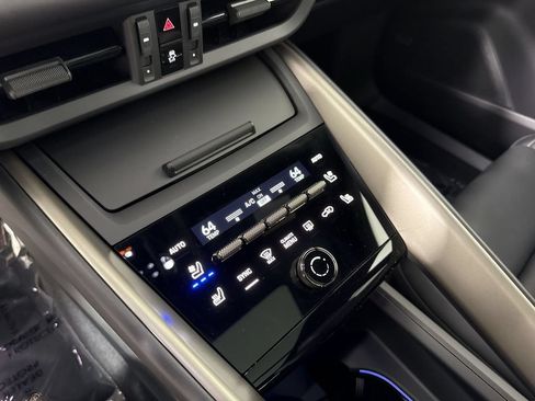 Certified 2025 Porsche Macan Turbo Electric AWD/4WD image 31