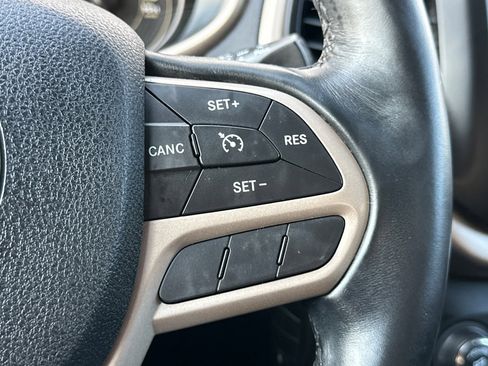 Used 2017 Jeep Cherokee Latitude image 37