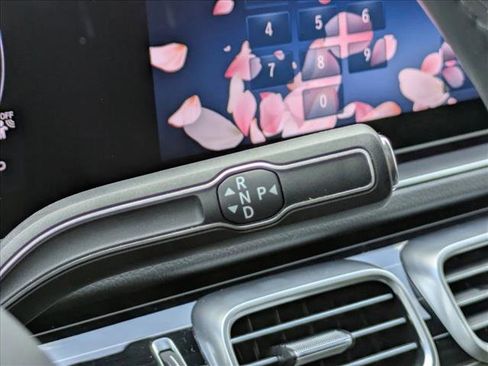 Used 2024 Mercedes-Benz GLS 450 4MATIC image 13